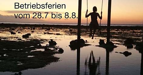 Eine Person schwingt auf einer Schaukel am Strand bei Sonnenuntergang.